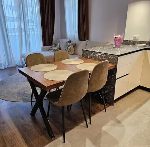 Deluxe Flat With Garden_tirana * Tirana